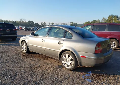 2005 Volkswagen Passat Glx z USA, uszkodzony, nr VIN WVWRU63B95E043953